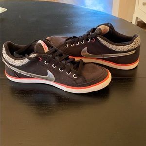 Nike athletic shoes women’s sz 7.5 580609